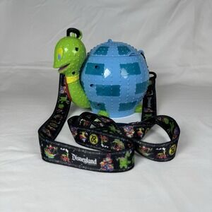 New DISNEYLAND ELECTRICAL PARADE LIGHT UP TURTLE SIPPER + LANYARD Read